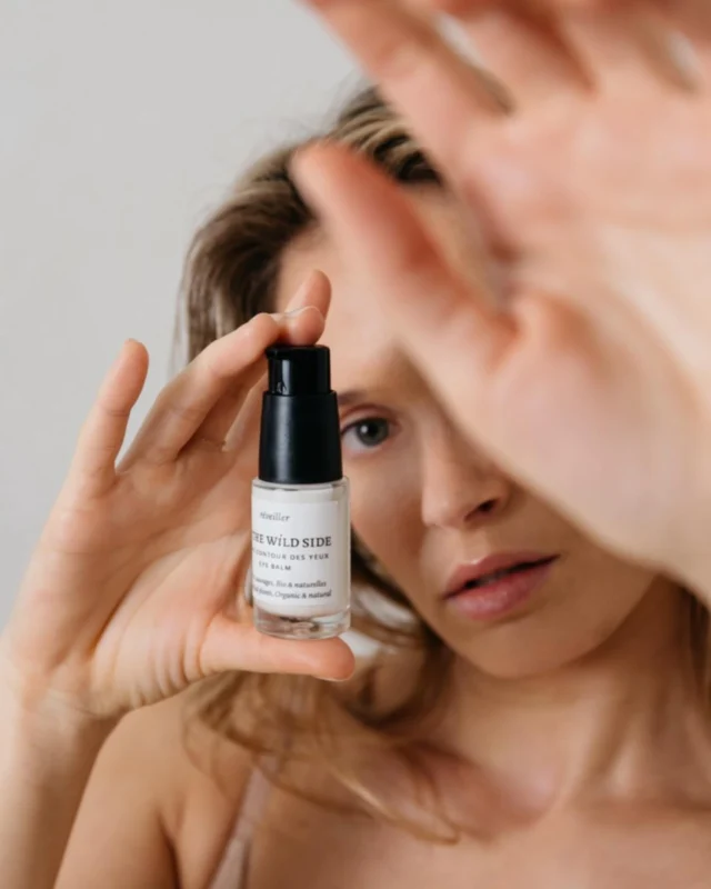 Le même mais en mieux : le nouveau Baume contour des yeux @onthewildside_spirit enrichie en caféine 🌿

✅ Réduit cernes, poches, ridules.
✅ 5 actifs à l’efficacité brevetée : Complexe Breveté de Plantes Sauvages, Caféine, Gomme D’acacia et Hydrolat de Bleuet.
✅Composition irréprochable : 100% d’origine naturelle, certifiée bio et vegan. Convient aux peaux sensibles.
✅Texture parfaite : Formule gel-crème à la fois nourissante et rafraîchissante, très bonne base make-up. 

À retrouver sur l’e-shop ou au cabinet ❤️‍🔥